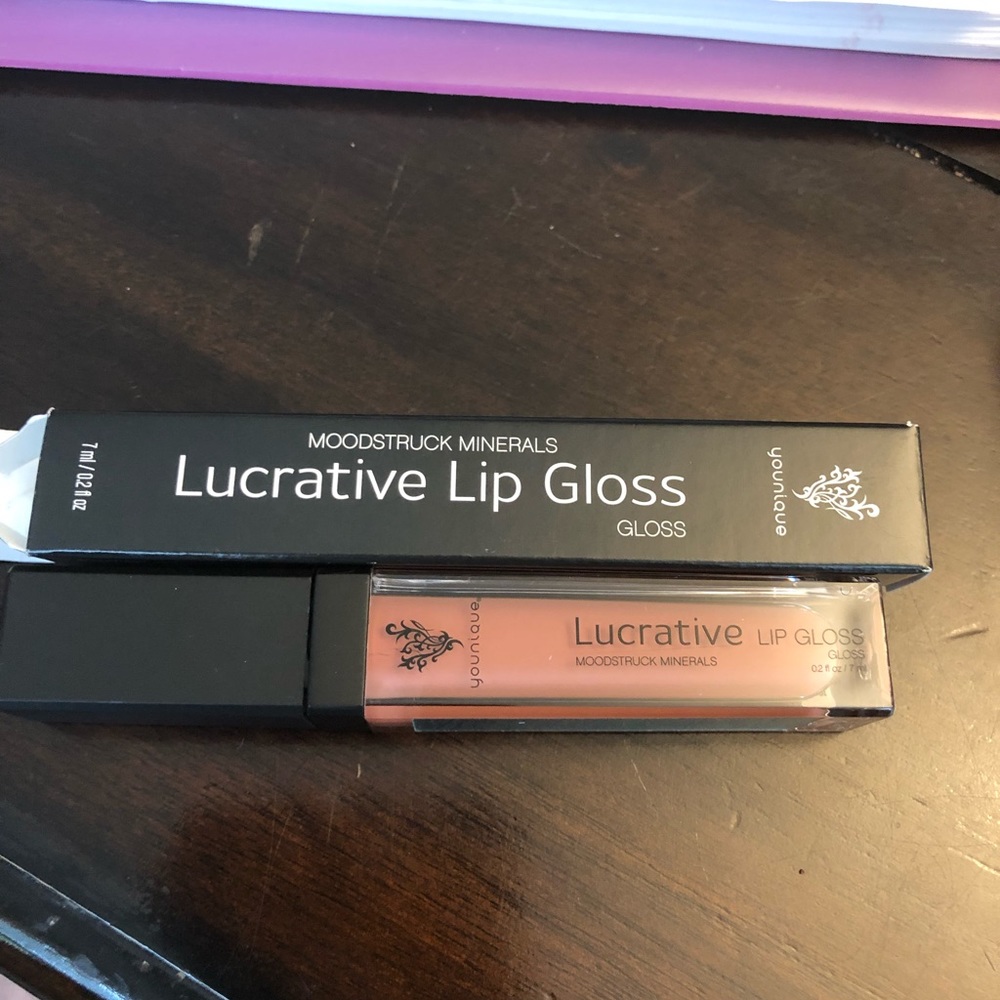 💜Younique Lucrative lipgloss💜